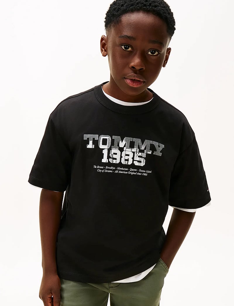 Tommy Hilfiger - TOMMY 1985 GRAPHIC PRINT TEE SS - kurzärmelige - black - 0