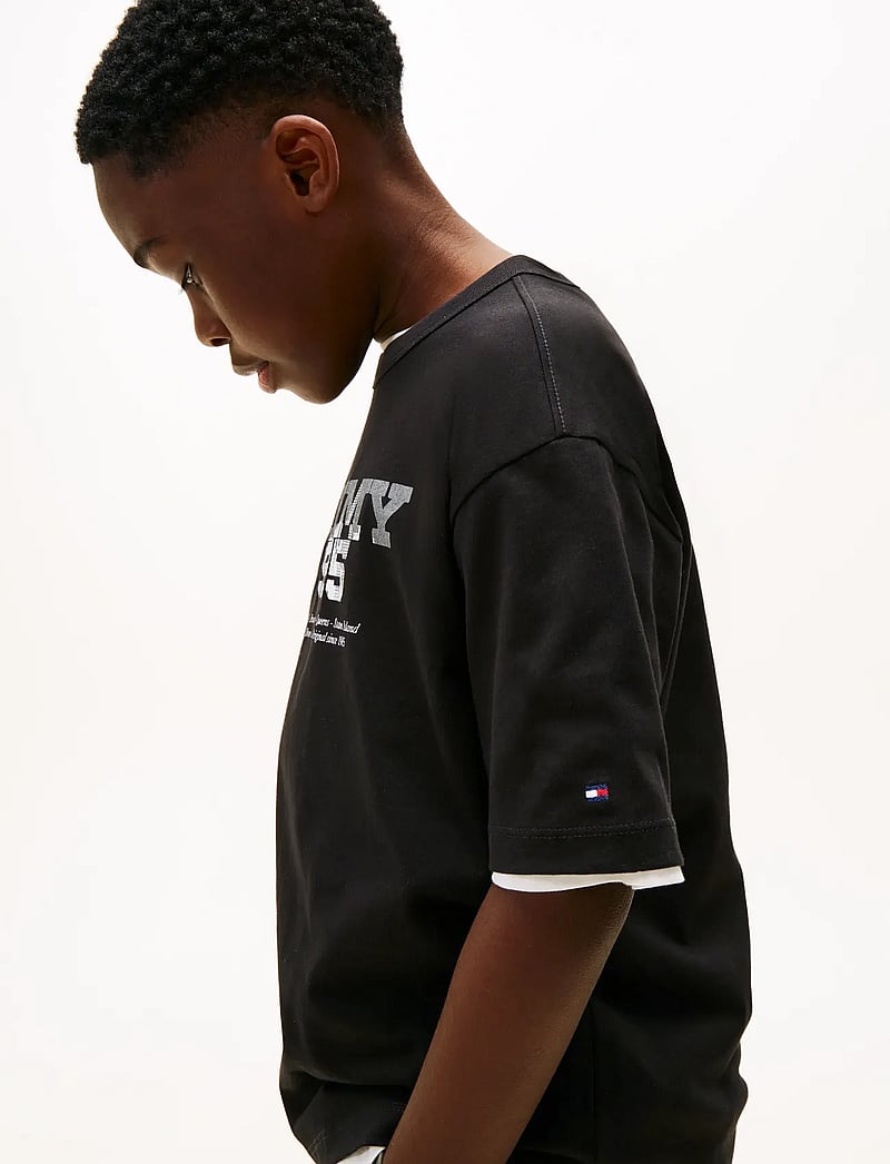 Tommy Hilfiger - TOMMY 1985 GRAPHIC PRINT TEE SS - kurzärmelige - black - 4