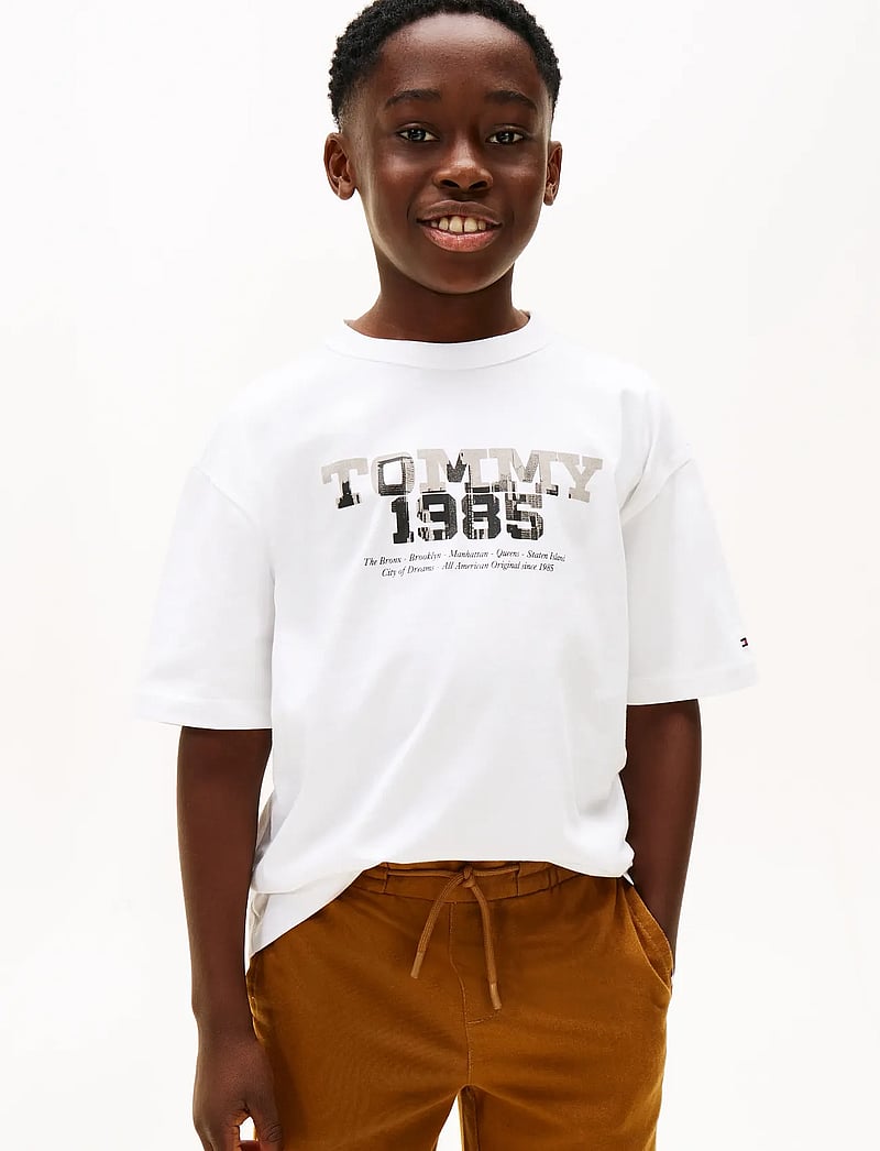 Tommy Hilfiger - TOMMY 1985 GRAPHIC PRINT TEE SS - kurzärmelige - white - 0