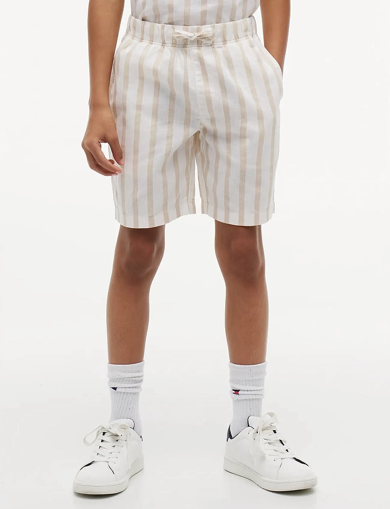 Tommy Hilfiger - RELAXED LINEN BLEND STRIPE SHORT - casual shorts - classic beige stripe - 0