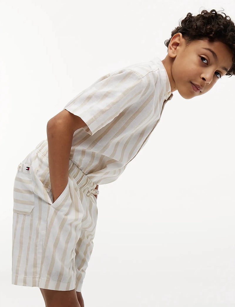 Tommy Hilfiger - RELAXED LINEN BLEND STRIPE SHORT - casual shorts - classic beige stripe - 4