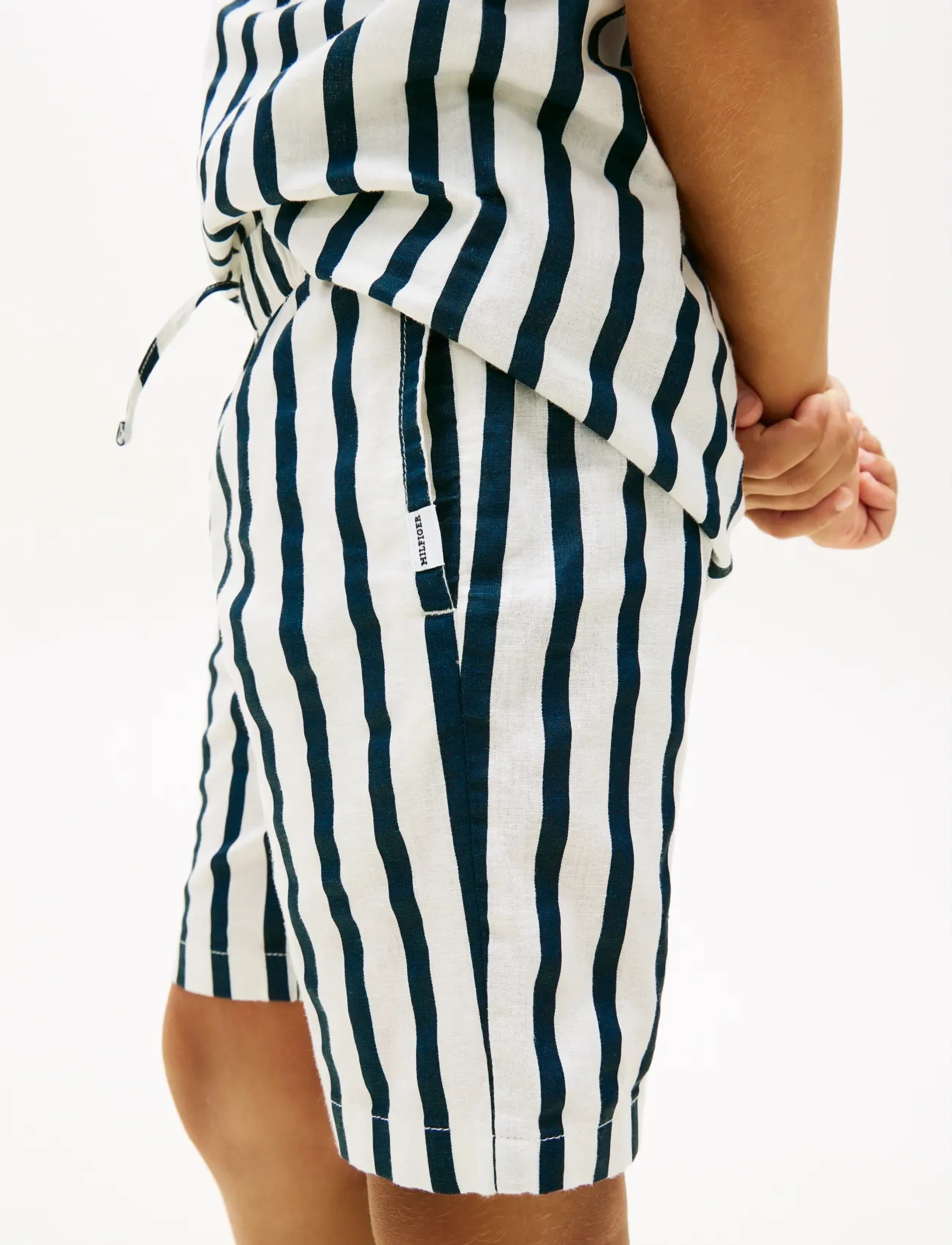 Tommy Hilfiger - RELAXED LINEN BLEND STRIPE SHORT - casual shorts - dark night navy stripe - 4
