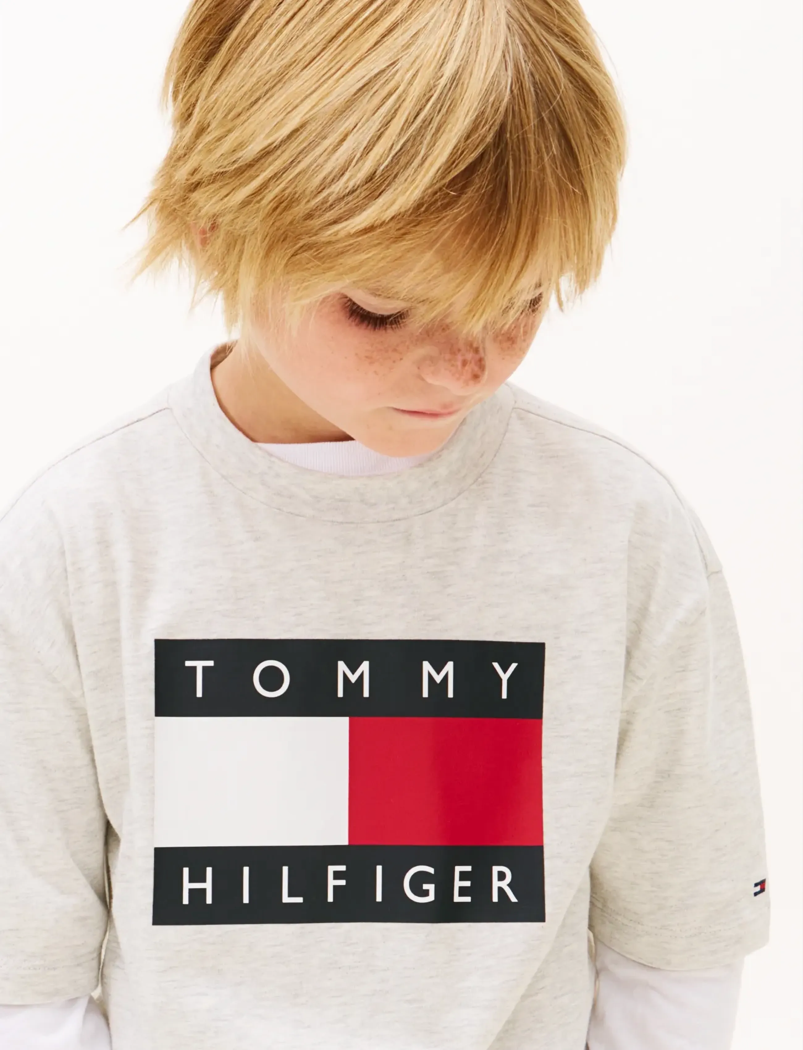Tommy Hilfiger - HERITAGE PRINTED FLAG T-SHIRT - stutterma bolir - light grey heather - 4