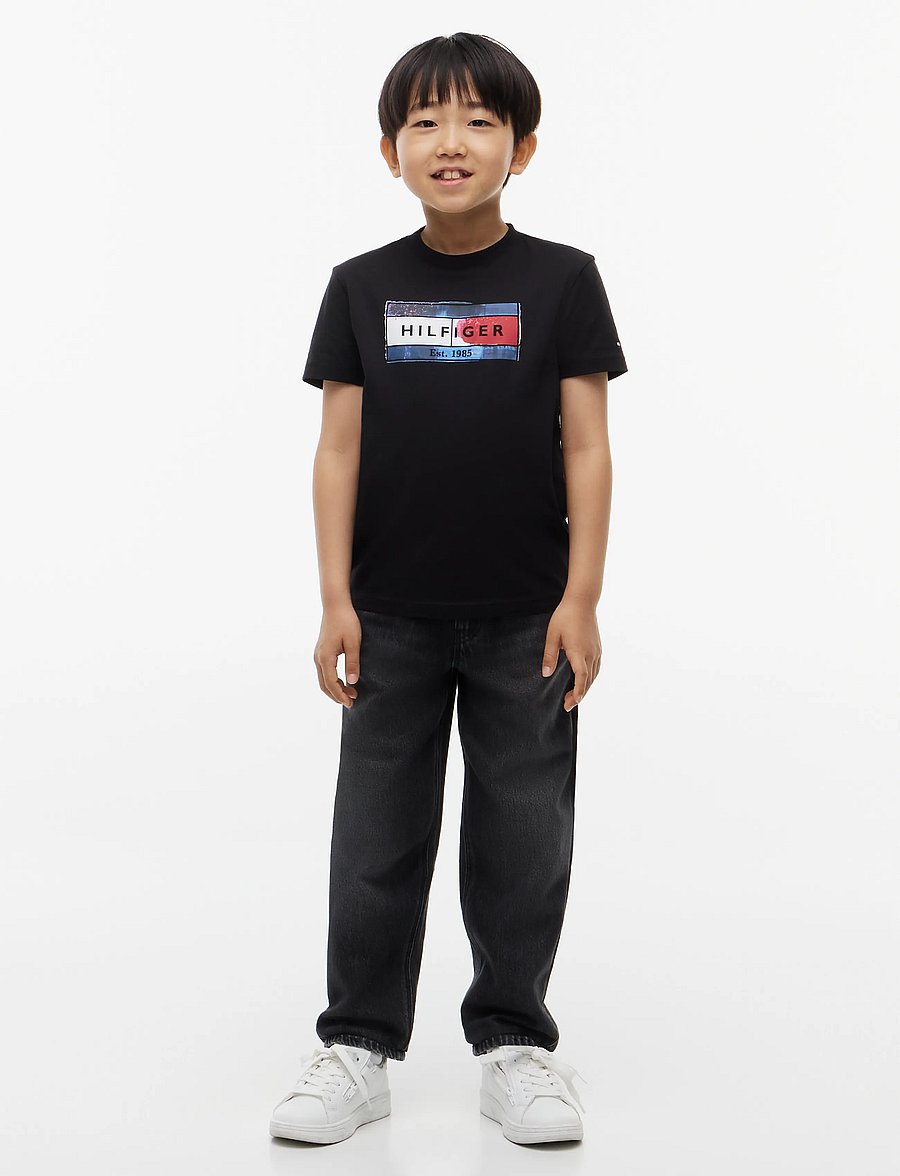 Tommy Hilfiger - HILFIGER FLAG GRAPHIC TEE - kortärmade t-shirts - black - 4