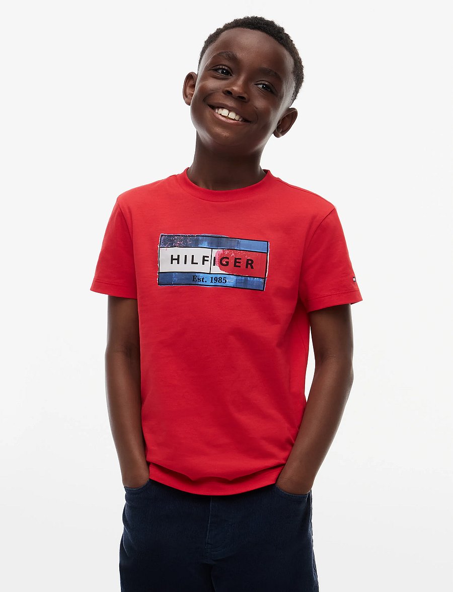 Tommy Hilfiger - HILFIGER FLAG GRAPHIC TEE - kortärmade t-shirts - red glare - 0