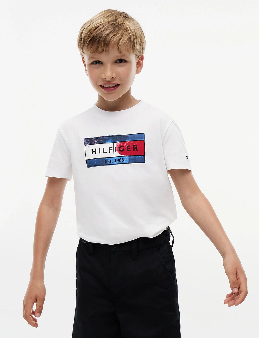 Tommy Hilfiger - HILFIGER FLAG GRAPHIC TEE - kortärmade t-shirts - white - 0