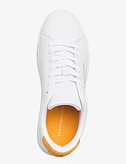 Tommy Hilfiger - TH COURT LEATHER - låga sneakers - white/rich ochre - 3