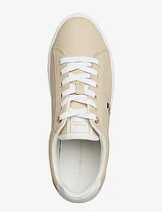 Tommy Hilfiger - ESSENTIAL ELEVATED COURT SNEAKER - low top sneakers - white clay - 3