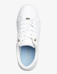 Tommy Hilfiger - GOLDEN HW COURT SNEAKER - sportiska stila apavi ar pazeminātu potītes daļu - white/well water - 3