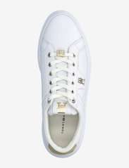 Tommy Hilfiger - POINTY COURT SNEAKER HARDWARE - sportiska stila apavi ar pazeminātu potītes daļu - white/gold - 3