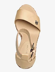 Tommy Hilfiger - COLORFUL HIGH WEDGE SATIN SANDAL - juhlamuotia outlet-hintaan - harvest wheat - 3