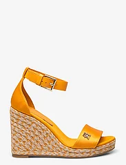 Tommy Hilfiger - COLORFUL HIGH WEDGE SATIN SANDAL - juhlamuotia outlet-hintaan - rich ochre - 1
