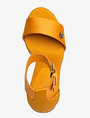 Tommy Hilfiger - COLORFUL HIGH WEDGE SATIN SANDAL - juhlamuotia outlet-hintaan - rich ochre - 3