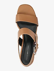 Tommy Hilfiger - TH HARDWARE MID HEEL - party wear at outlet prices - summer cognac - 3