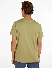 Tommy Hilfiger - CN SS TEE LOGO - lowest prices - faded olive - 2