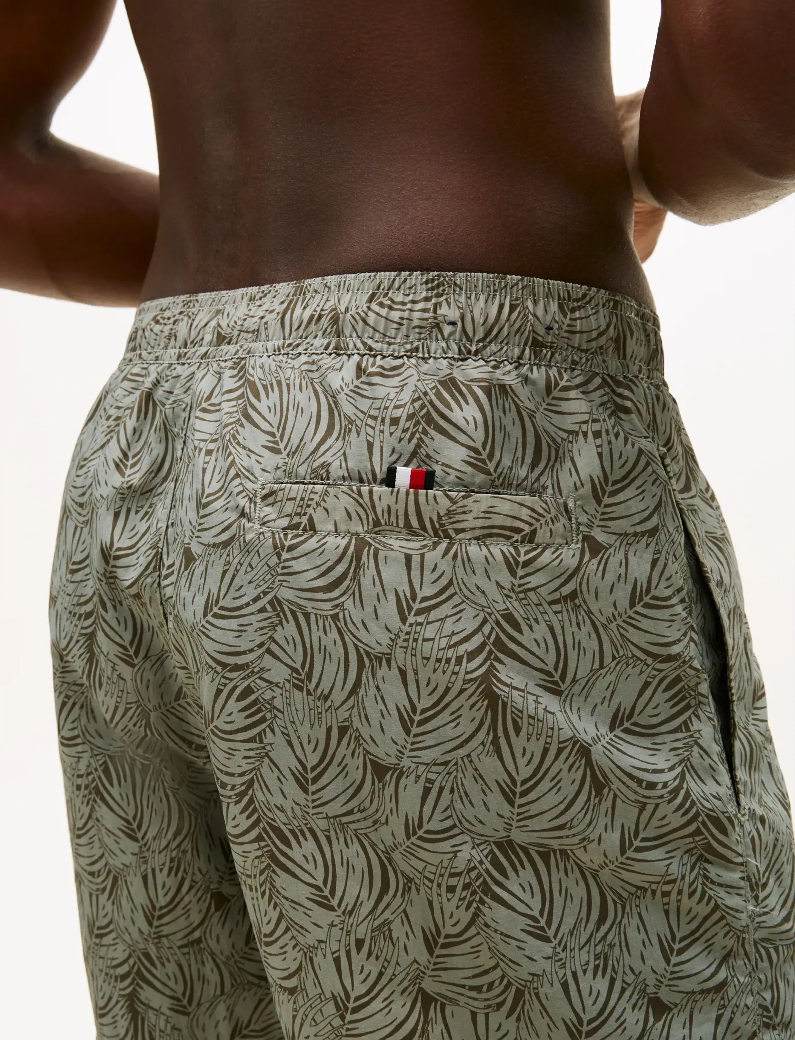 Tommy Hilfiger - MEDIUM DRAWSTRING PRINT - swim shorts - palm leaf army green - 4