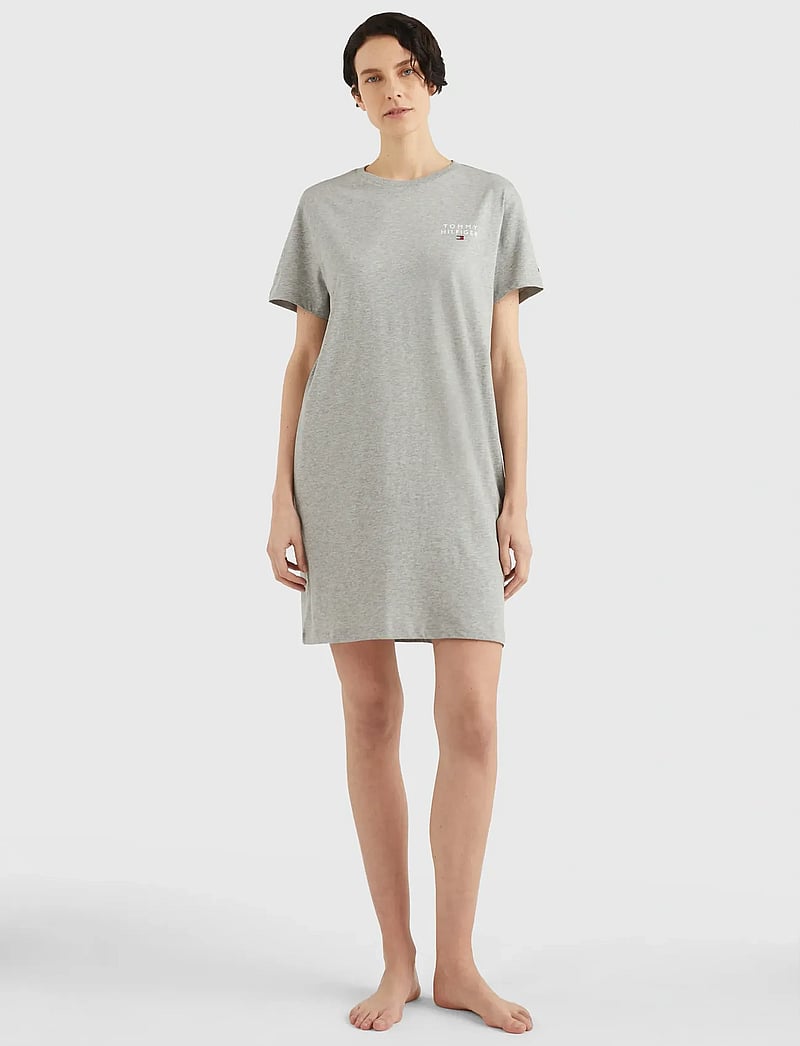 Tommy Hilfiger Short Sleeve T-shirt Dress (THUUW0UW04526) - Nightdresses - Boozt.com Tommy Hilfiger Short Sleeve T-shirt Dress (THUUW0UW04526) - Nightdresses - Boozt.com