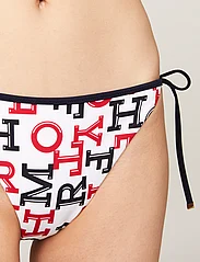 Tommy Hilfiger - CHEEKY STRING SIDE TIE PRINT - side tie bikinis - spell out red / desert sky - 3
