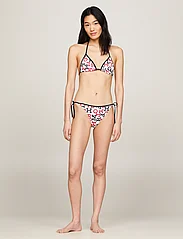 Tommy Hilfiger - CHEEKY STRING SIDE TIE PRINT - side tie bikinis - spell out red / desert sky - 4