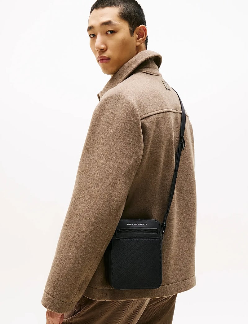 Tommy Hilfiger Th Monogram Mini Reporter (TOHAM0AM13836) Shoulder bags