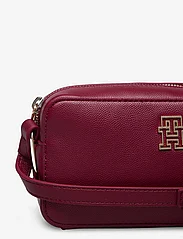 Tommy Hilfiger - TH TIMELESS CAMERA BAG - party wear at outlet prices - rouge - 3