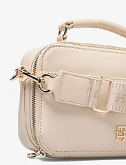 Tommy Hilfiger - ICONIC TOMMY CAMERA BAG - juhlamuotia outlet-hintaan - white clay - 3