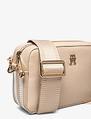 Tommy Hilfiger - TH ESSENTIAL SC CAMERA BAG - birthday gifts - white clay - 3