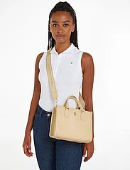 Tommy Hilfiger - TH MONOTYPE MINI TOTE - juhlamuotia outlet-hintaan - harvest wheat - 6