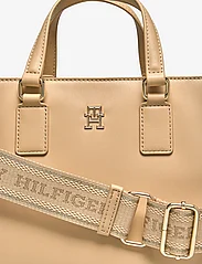 Tommy Hilfiger - TH MONOTYPE MINI TOTE - party wear at outlet prices - harvest wheat - 3