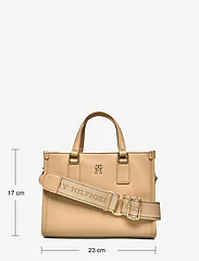 Tommy Hilfiger - TH MONOTYPE MINI TOTE - party wear at outlet prices - harvest wheat - 5