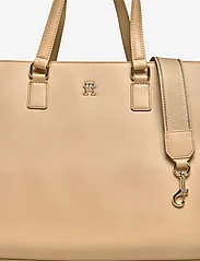 Tommy Hilfiger - TH MONOTYPE TOTE - totes - harvest wheat - 4