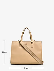 Tommy Hilfiger - TH MONOTYPE TOTE - totes - harvest wheat - 5