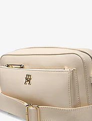 Tommy Hilfiger - ICONIC TOMMY CAMERA BAG - birthday gifts - calico - 3
