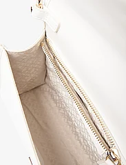 Tommy Hilfiger - TH MONOTYPE SHOULDER BAG - ballīšu apģērbs par outlet cenām - ecru - 4