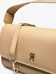 Tommy Hilfiger - TH MONOTYPE SHOULDER BAG - party wear at outlet prices - harvest wheat - 3