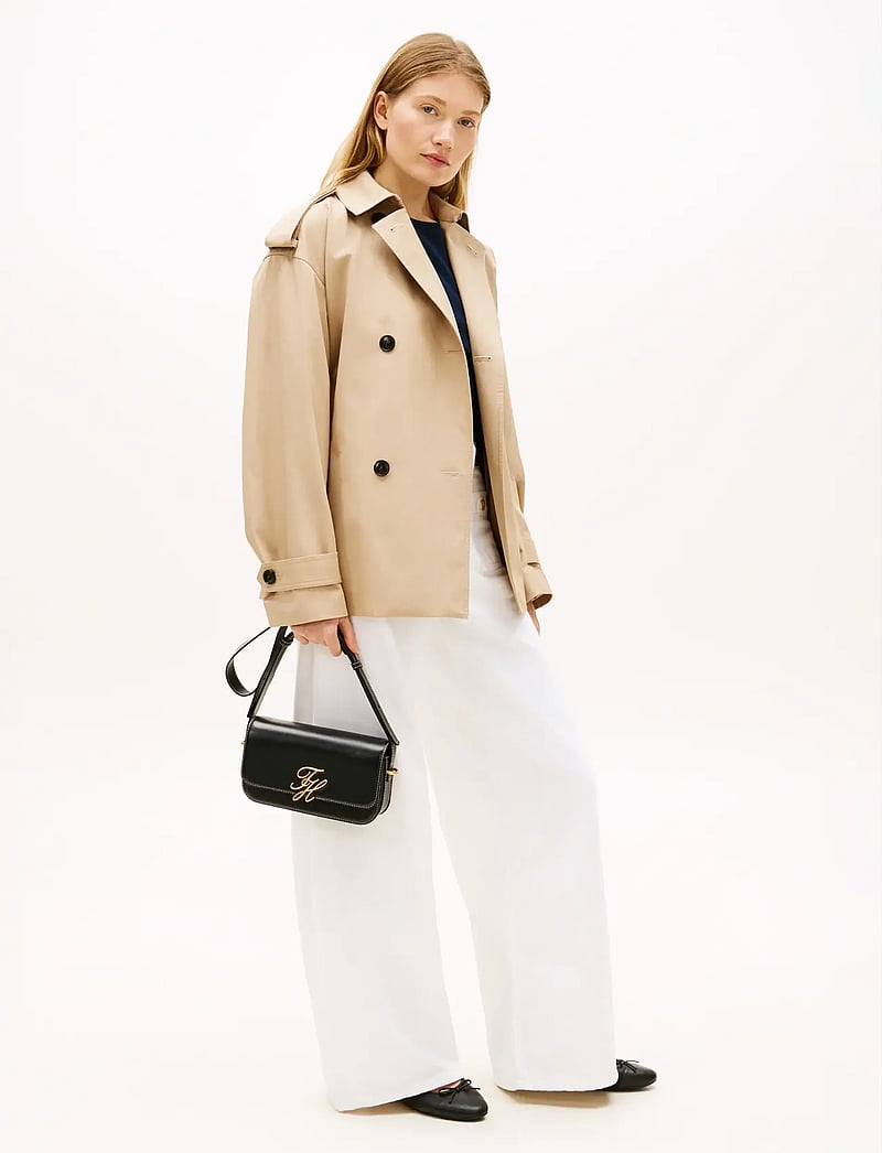 Tommy Hilfiger - TH SCRIPT FLAP CROSSOVER - crossbody bags - black - 0