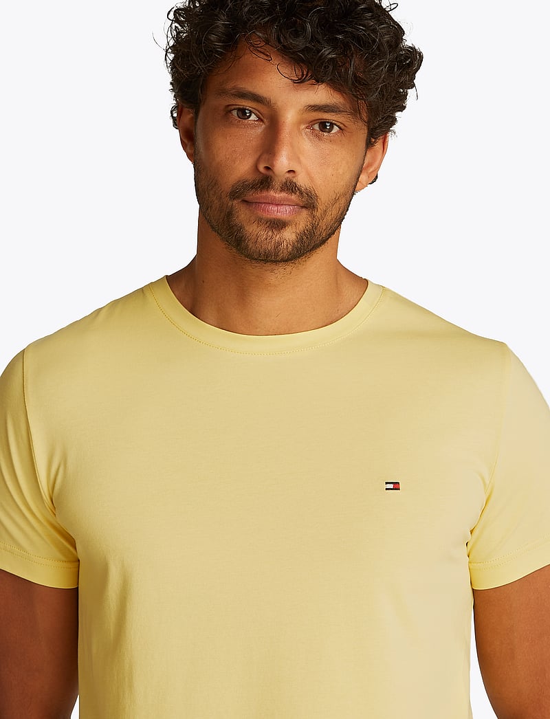 Tommy Hilfiger - STRETCH SLIM FIT TEE - kortärmade t-shirts - citronella - 4