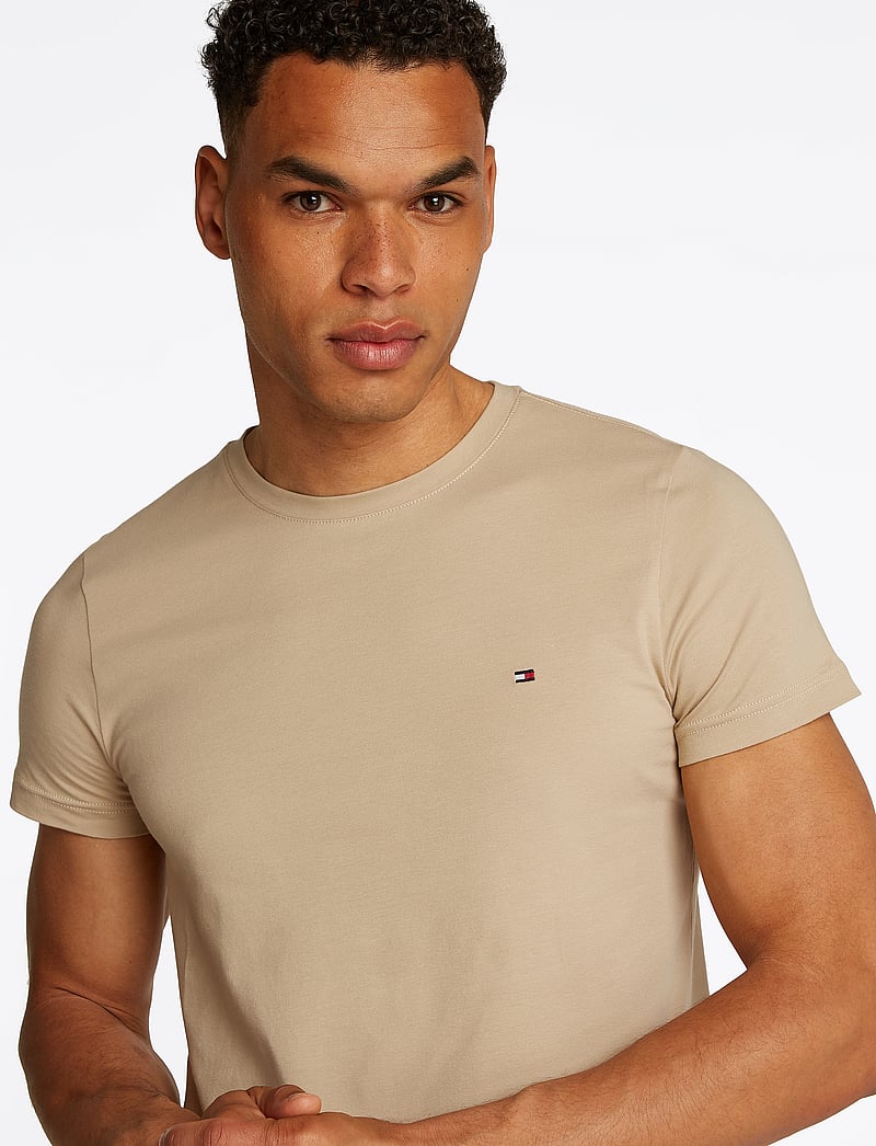 Tommy Hilfiger - STRETCH SLIM FIT TEE - kortärmade t-shirts - sandalwood - 3