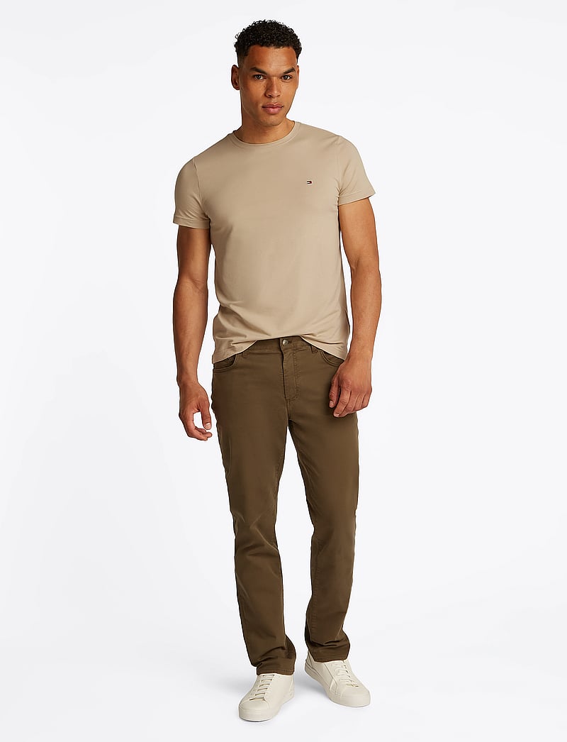 Tommy Hilfiger - STRETCH SLIM FIT TEE - kortärmade t-shirts - sandalwood - 4