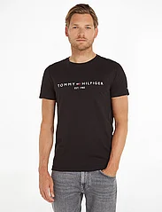 Tommy Hilfiger - CORE TOMMY LOGO TEE - kortærmede t-shirts - jet black - 0