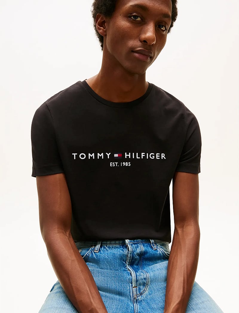 Tommy Hilfiger - CORE TOMMY LOGO TEE - kortærmede t-shirts - jet black - 4