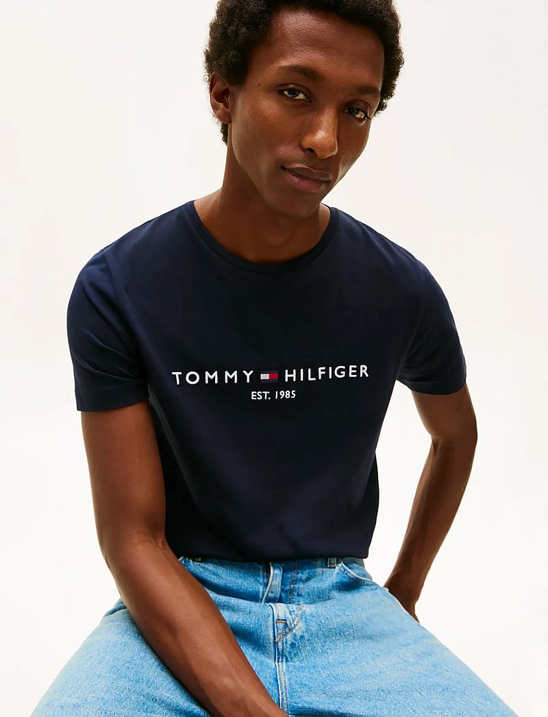Tommy Hilfiger - CORE TOMMY LOGO TEE - kortärmade t-shirts - sky captain - 4