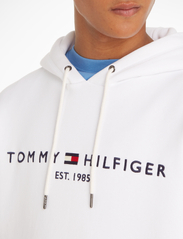 Tommy Hilfiger - TOMMY LOGO HOODY - kapuutsiga dressipluusid - white - 4