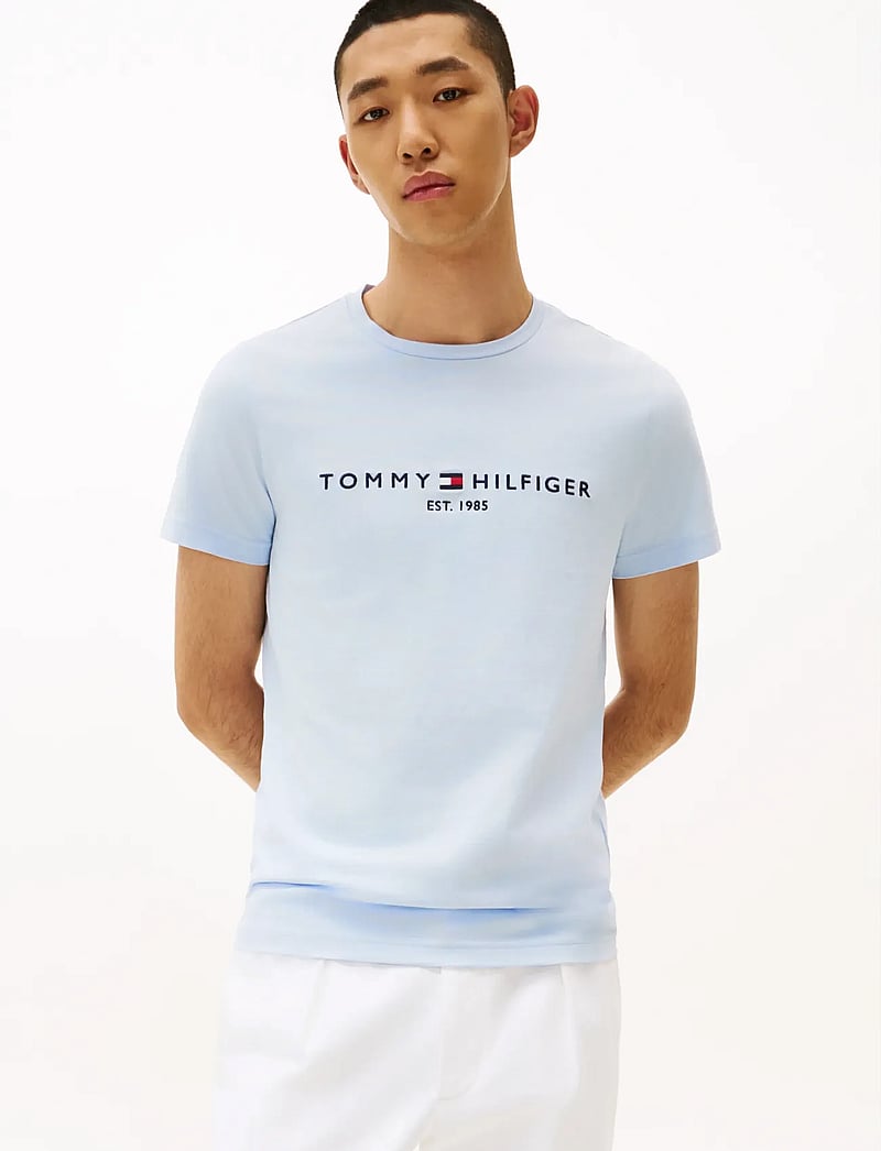 Tommy Hilfiger - TOMMY LOGO TEE - kortärmade t-shirts - breezy blue - 0