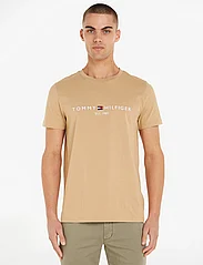 Tommy Hilfiger - TOMMY LOGO TEE - kortermede t-skjorter - classic khaki - 3