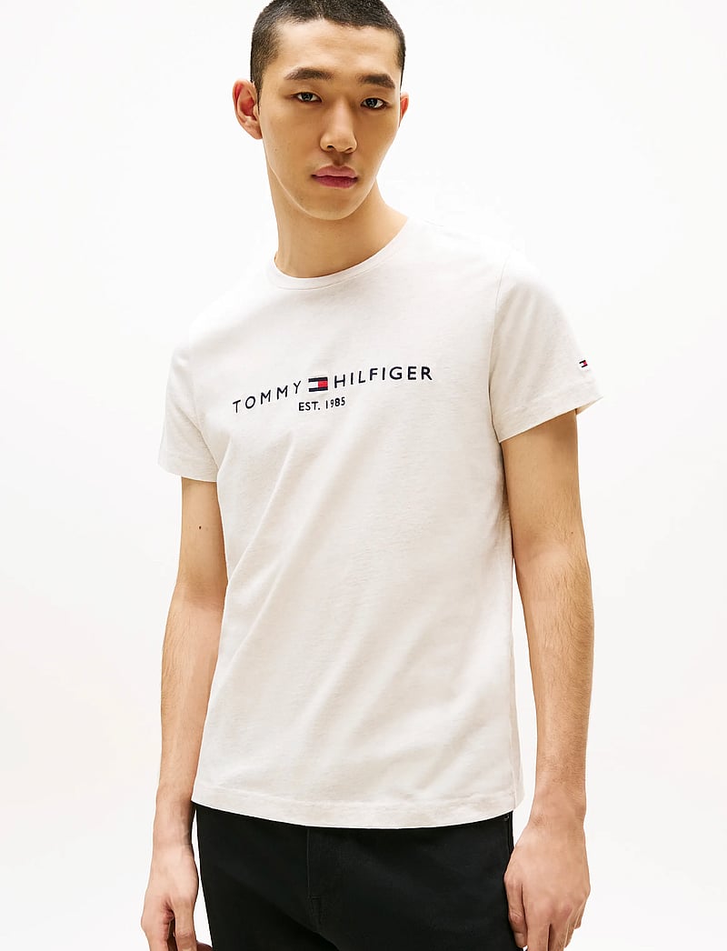 Tommy Hilfiger - TOMMY LOGO TEE - kortärmade t-shirts - heathered oatmilk - 0