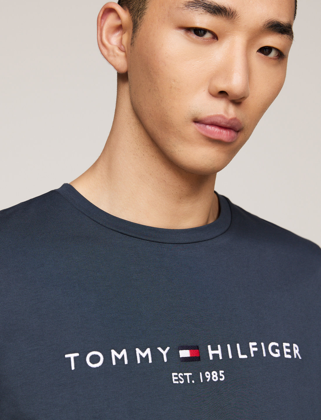 Tommy Hilfiger - TOMMY LOGO TEE - kortärmade t-shirts - military denim - 1
