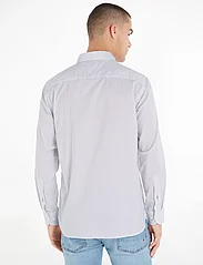 Tommy Hilfiger - CORE FLEX MINI GEO PRT RF SHIRT - avslappede skjorter - white / carbon navy - 7