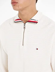 Tommy Hilfiger - INTERLACED STRUCTURE ZIP MOCK - vyrams - weathered white - 3