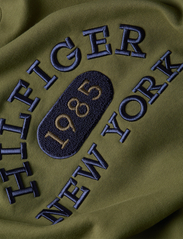 Tommy Hilfiger - MONOTYPE COLLEGIATE CREWNECK - sportiska stila džemperi - putting green - 5
